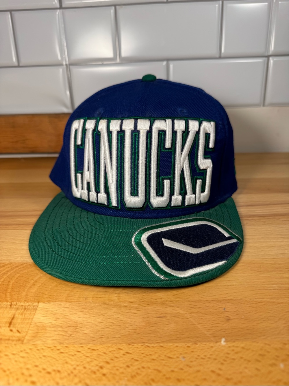 Canucks Green & Blue New Era 59FIFTY fitted hat. size 7